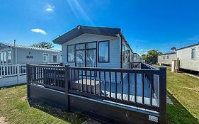 Beautiful 6 Berth Caravan, Nearby Beach In Suffolk Ref 68016Bs